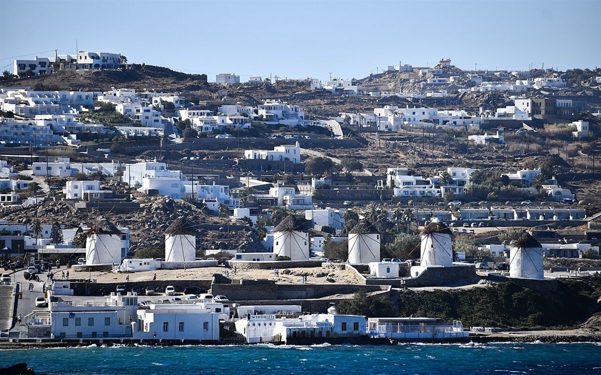 Συνοδός στη Μύκονο – οι Ανεμόμυλοι Κάτω Μύλοι πάνω από τη Χώρα