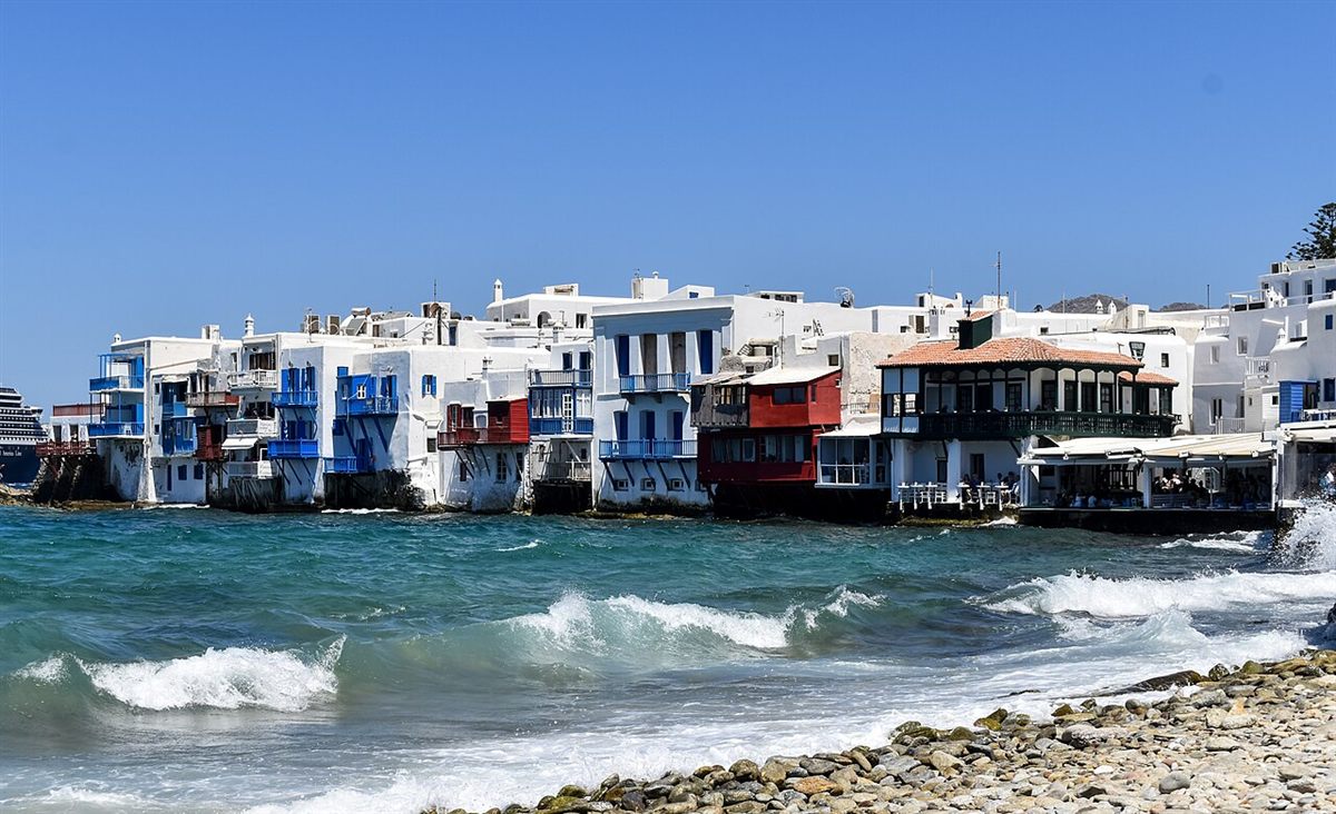 Escort Μύκονος – η Μικρή Βενετία στη Χώρα της Μυκόνου το σούρουπο