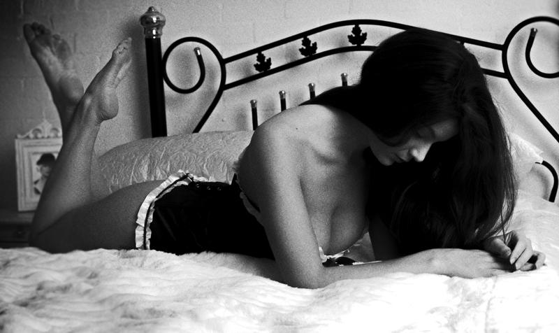 Roleplay escorts Αθήνα - συνοδός με κοστούμι σε ασπρόμαυρη φωτογραφία